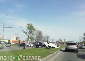 На проспекте Строителей в Пензе иномарка перевернулась на крышу
