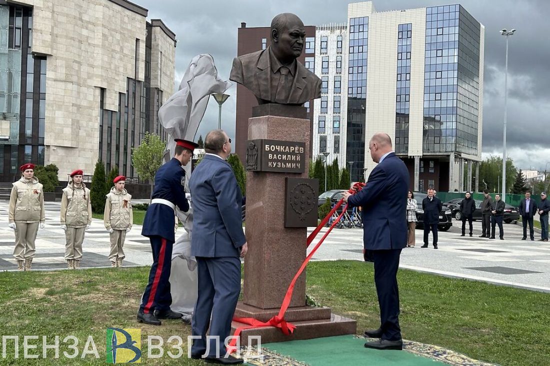 В Пензе на Юбилейной площади открыли бюст экс-губернатору Василию Бочкареву