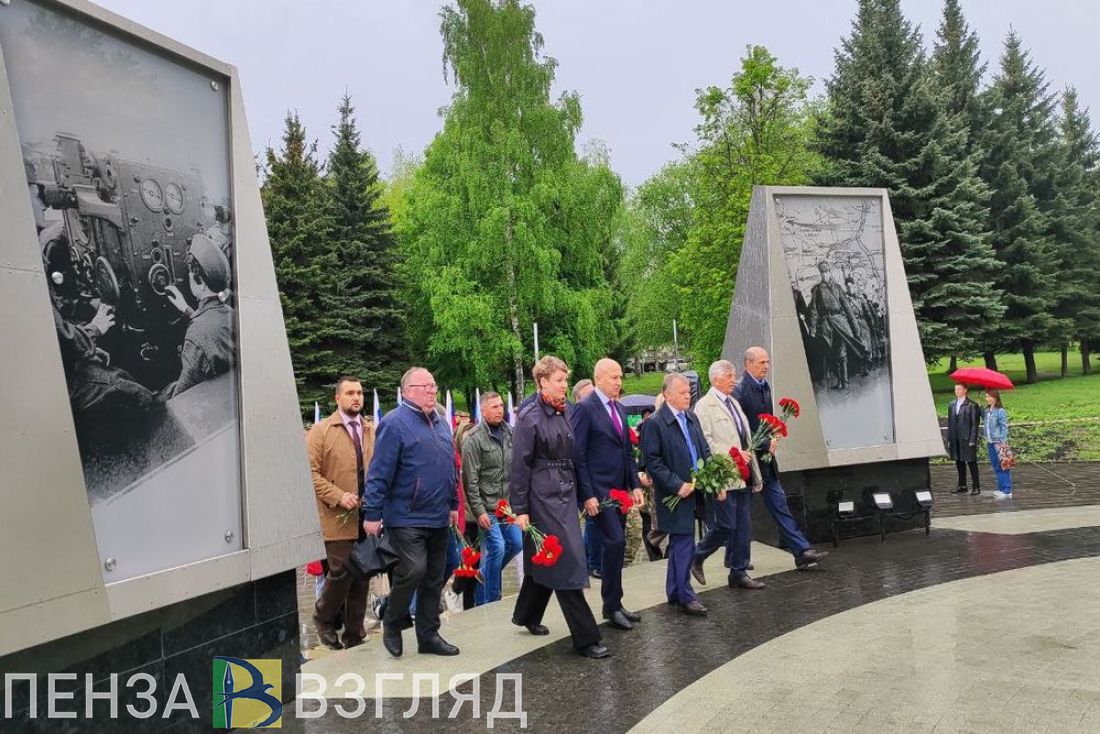 В Пензе 1 мая состоялось возложение цветов к стеле «Город трудовой доблести»