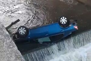 Легковой автомобиль упал с моста в воду в Пензенской области