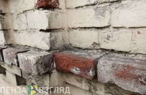 «Обвалилась опора». Жильцы общежития на пр. Строителей боятся, что их завалит