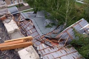 Мощный ветер сорвал кровлю с больницы и школы в Земетчино