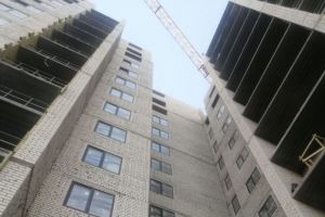 Следком разбирается в обстоятельствах падения работника с 13-го этажа в Пензе