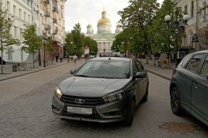 Власти Пензы не контролируют движение машин по пешеходной части улицы Московской