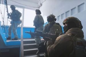 Опубликовано видео штурма квартиры убийцы пензенским спецназом