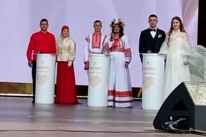 Мельниченко поздравил молодоженов из Наровчата со свадьбой на выставке «Россия»