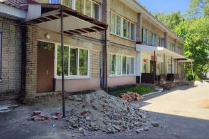 В поликлинике детской больницы в Кузнецке ремонтируют входную группу