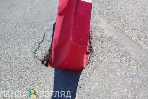 Пензячка повредила ногу из-за ямы на дороге и обратилась к властям