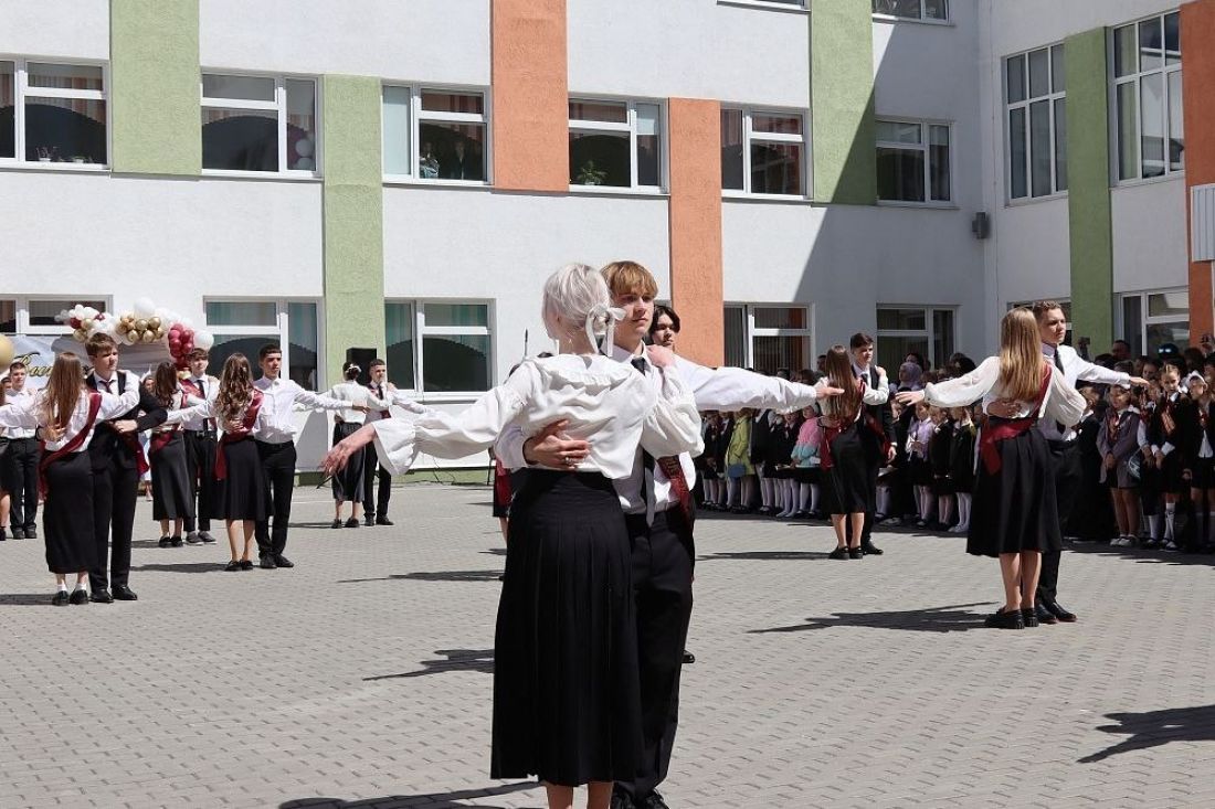 Последний звонок прозвенел более чем для 4 тысяч пензенских  одиннадцатиклассников