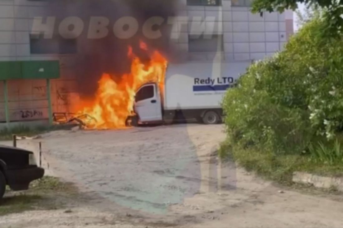 Появилось видео с горящей машиной на ул. Ладожской в Пензе