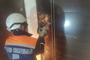 Пензенские спасатели вскрыли дверь в квартиру, где оказался заперт ребенок