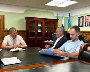 Костин встретился с владельцем участка, где ранее располагался кинотеатр «Россия»