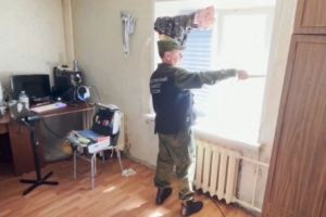 Следком осмотрел место происшествия после падения ребенка из окна в Пензе. Видео