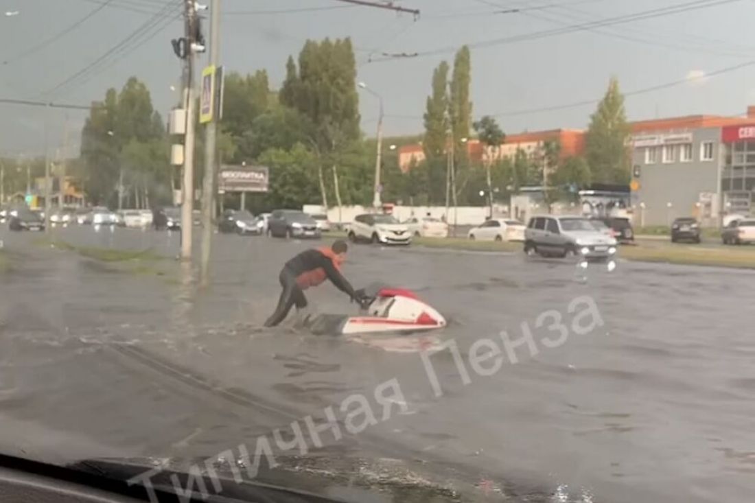 В центре Пензы неустановленный автомобиль врезался в «Renault Sandero» и  уехал