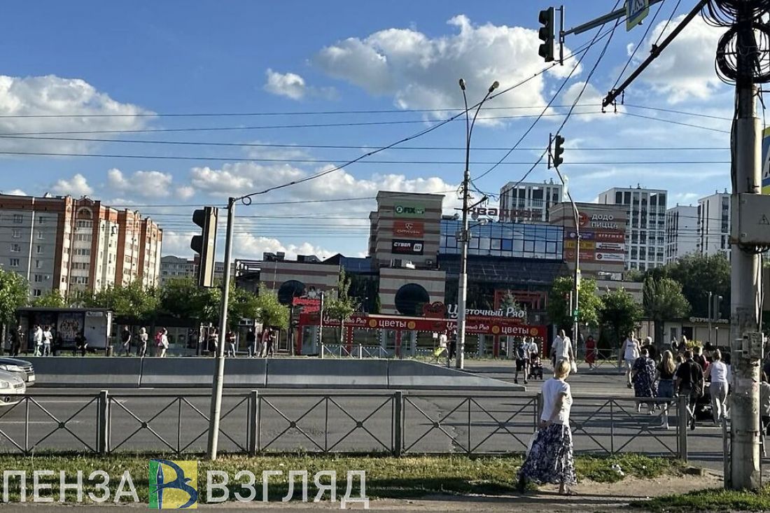 В Пензе на проспекте Победы приступили к установке парапетного ограждения