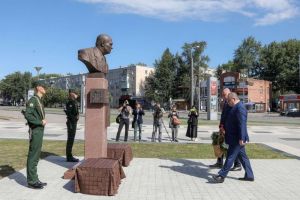 Мельниченко возложил цветы к памятнику Василия Бочкарева на Юбилейной площади