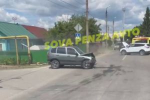 Скорая помощь прибыла на место жесткого столкновения на улице Перовской в Пензе
