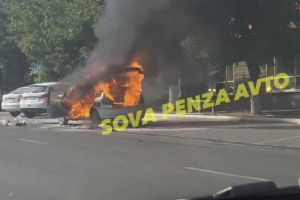 На проспекте Победы в Пензе сгорела иномарка