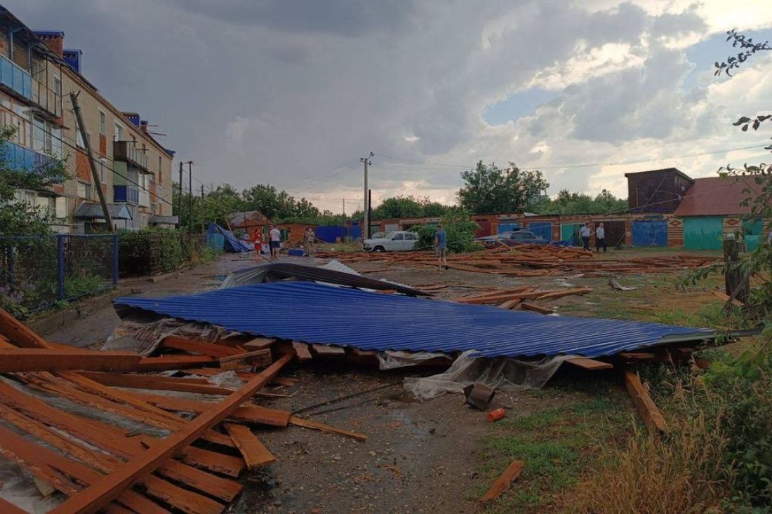 В Пензенской области шквальный ветер повредил крыши домов, школы и больницы