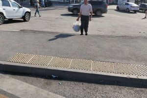 В Пензе мамы с колясками и инвалиды не могут подняться на тротуар в Терновке