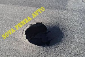 В асфальте на проезжей части улицы Пушкина в Пензе образовалась большая дыра