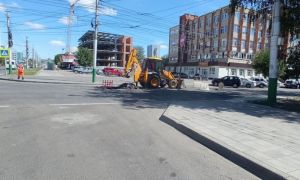 В Пензе на улице Пушкина асфальт провалился из-за утечки