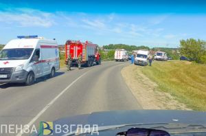 На месте лобового ДТП у въезда в Богословку работают медики и спасатели