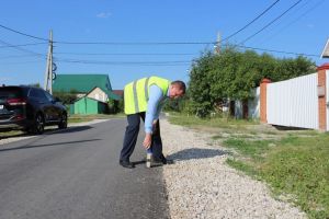 В Междуречье общественники измерили толщину щебеночного покрытия