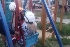 В Пензе спасатели освобождали ногу девочки из «качельного плена»