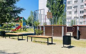 В пензенских дворах установили лавочки, урны и ограждения