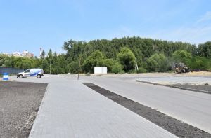 Возле новой школы на ГПЗ высадили деревья и сделали парковку