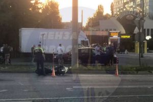 В Пензе мотоциклист врезался в легковой автомобиль