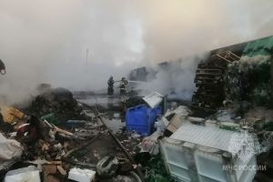 36 пожарных тушили огонь на складе пластикового вторсырья в Пензе