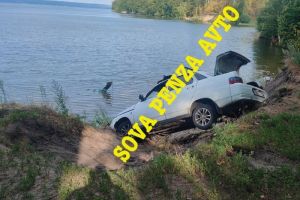 В Пензенской области автомобиль чуть не упал в Сурское водохранилище