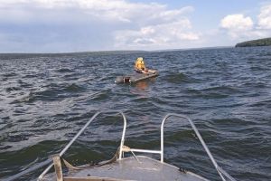 Спасатели достали из Сурского водохранилища рыбака, который перевернулся на лодке