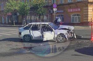 Появились кадры с места жесткой аварии на перекрестке в центре Пензы