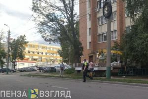 В Пензе на улице Ставского из манипулятора посыпались кирпичи на автомобили