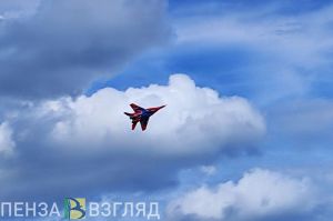 В Пензе на открытии сборов «Гвардеец» выступила пилотажная группа «Стрижи»