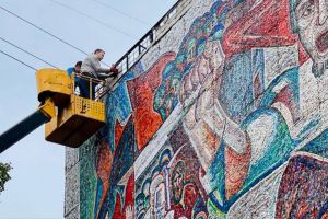 В Пензе начали обновлять панно «Кандиевское восстание» на улице Московской