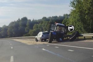 На дороге под Пензой у трактора отвалилось колесо