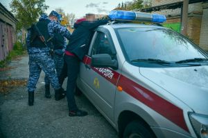 На улице Кулакова в Пензе мужчина издавал громкие звуки и дергал машины за ручки