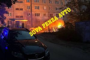 В Пензе на улице Ладожской загорелся автомобиль