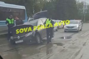 На улице Беляева в Пензе под автомобилем провалился асфальт