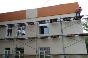 В Каменке смонтировали новую кровлю инфекционного корпуса районной больницы