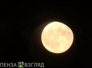 Пензенцы наблюдают суперлуние: появились фото «Осетровой луны»