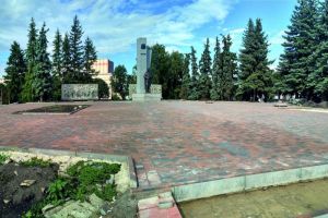 В Наровчате около Мемориального комплекса укладывают новую плитку