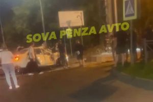 На улицу Антонова в Пензе к месту жесткого ДТП прибыла полиция и реанимация