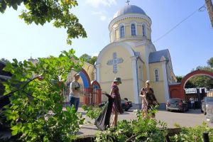 В Пензе волонтеры провели субботник на Мироносицком кладбище