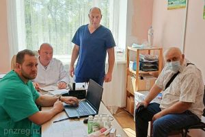 Федотов и Кувайцев встретились с пензенскими врачами, трудящимися в Токмаке