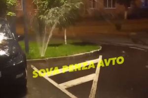 На Ленинградской улице в Пензе сняли видео, как машины помыл внезапный «фонтан»